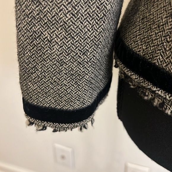 Banana Republic Fully Lined Wool Blazer with Faux Pockets with Trim, Sz. 4. - Picture 7 of 14